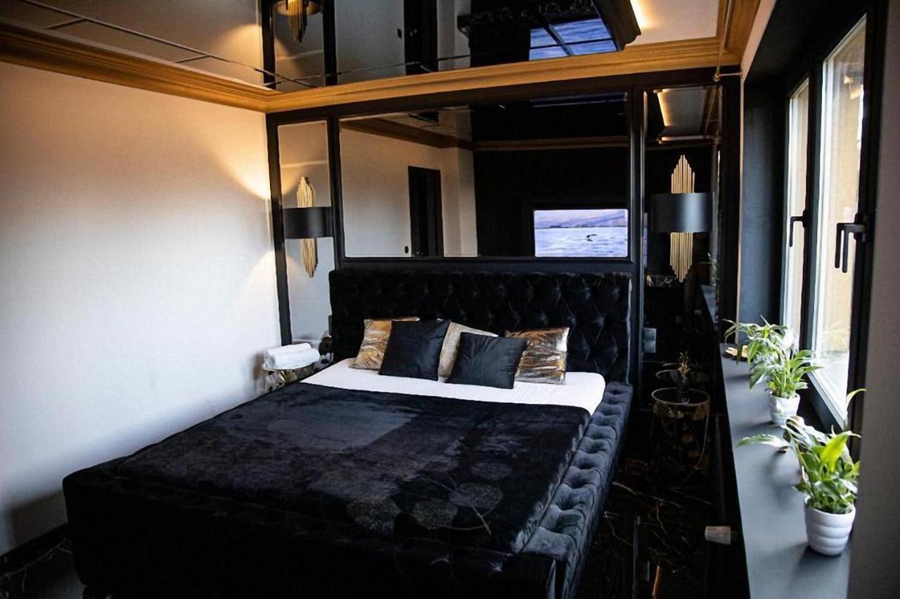 Black Night Willa Pulkowa Apartamento Varsovia Exterior foto